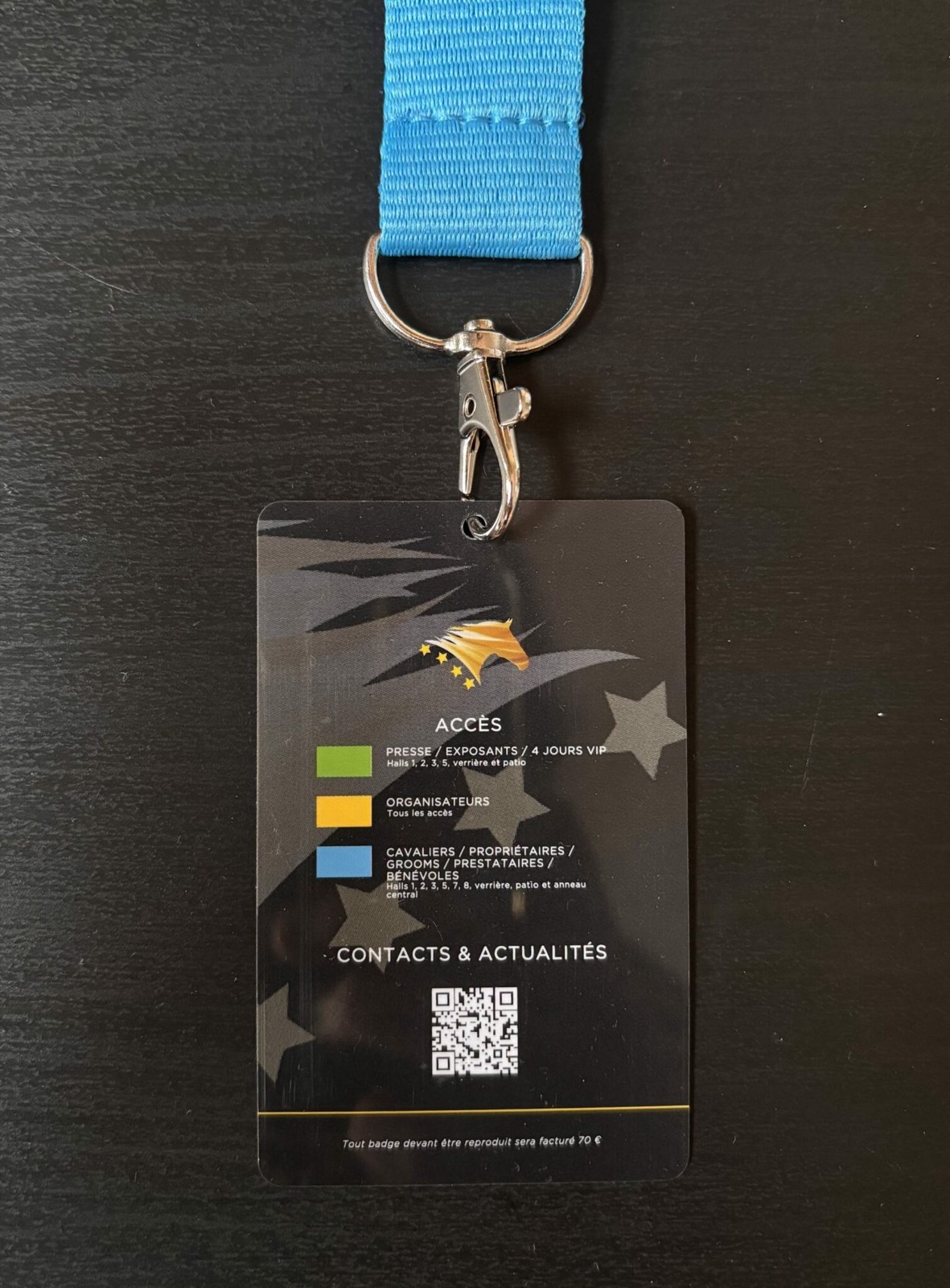 Badge d'accréditation événementiel avec zones d'accès par couleur et QR code