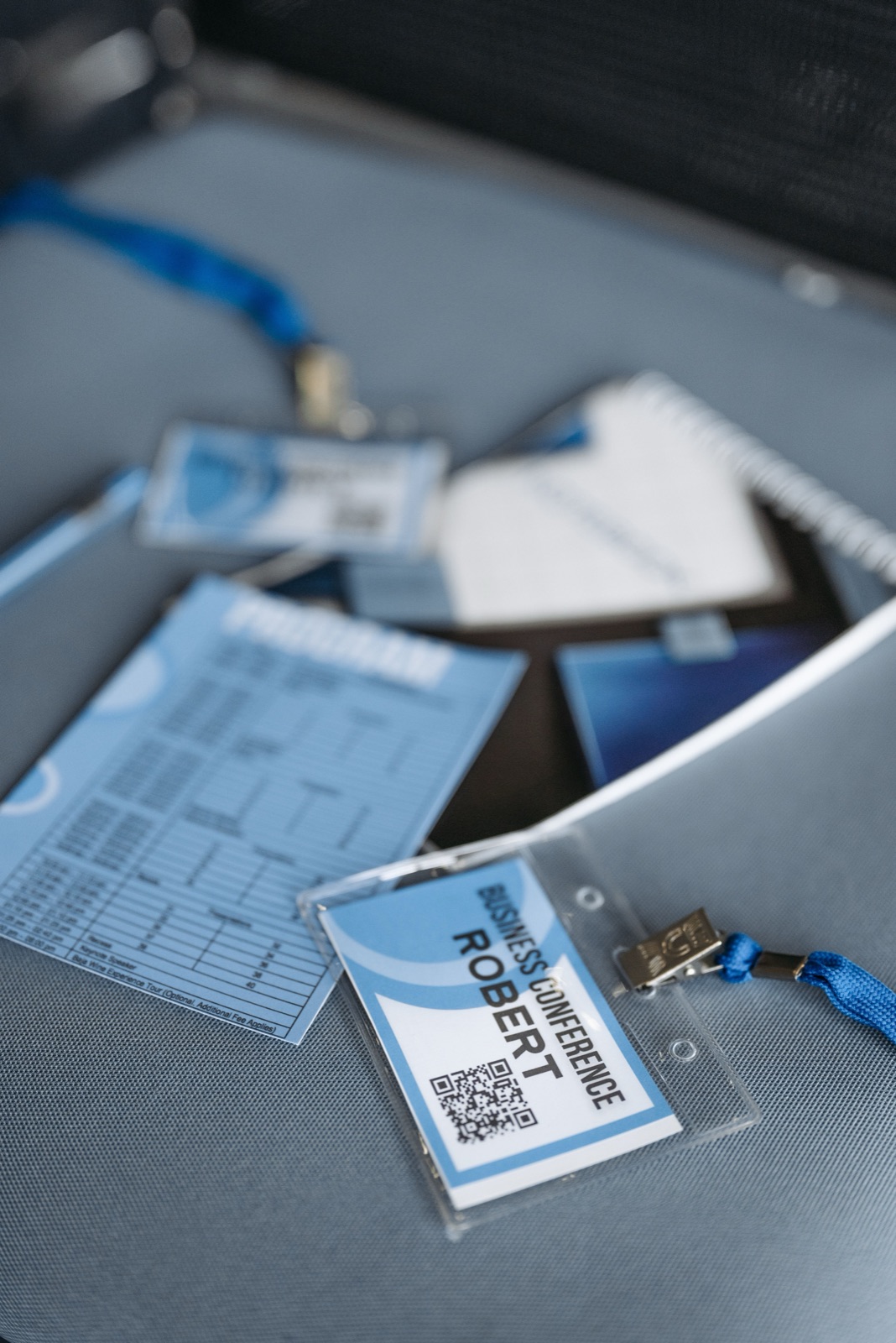 Badge de conférence avec QR code et lanyard sur une table d'accueil